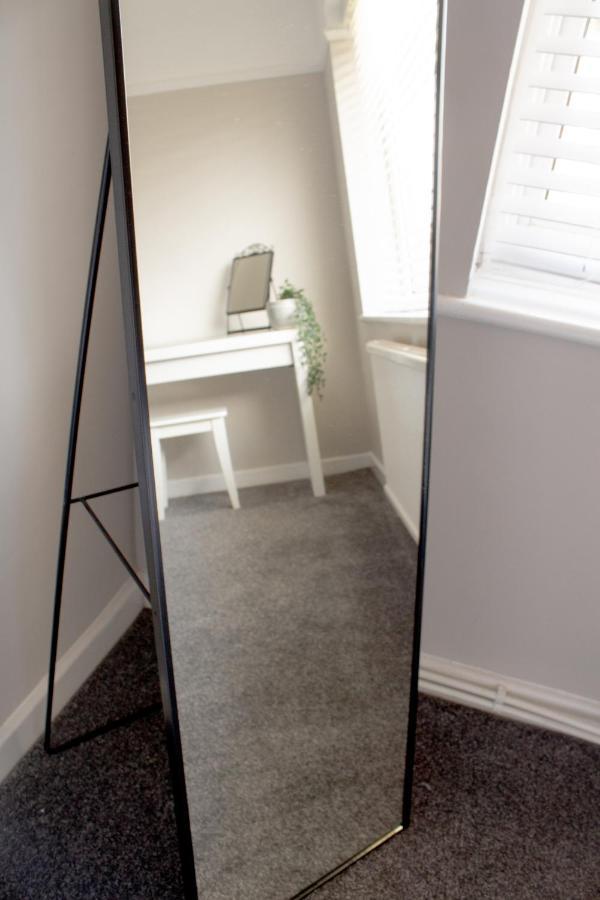 Cosy 3Bed Bungalow In West Kirby, Free Parking Frankby Eksteriør bilde
